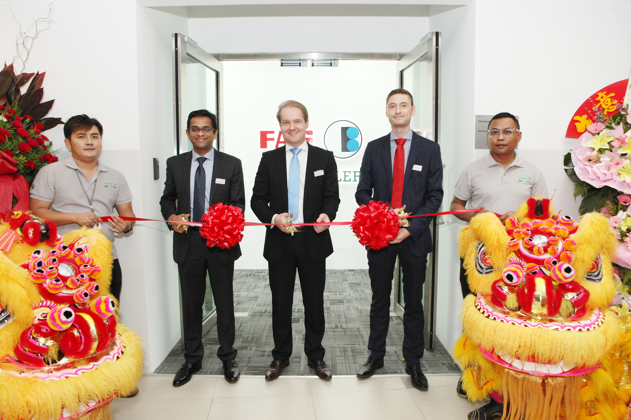 （從左至右）舍弗勒東南亞總裁拉瑪達(dá)斯•切魯帕斯（Ramdas Cherupara），舍弗勒亞太區(qū)首席執(zhí)行官安德烈亞斯•?？耍ˋndreas Schick）以及FAG航空航天新加坡公司總經(jīng)理馬蒂亞斯•比格納（Matthias Biegner）在FAG航空航天（新加坡）有限公司的開業(yè)儀式上正準(zhǔn)備剪彩。